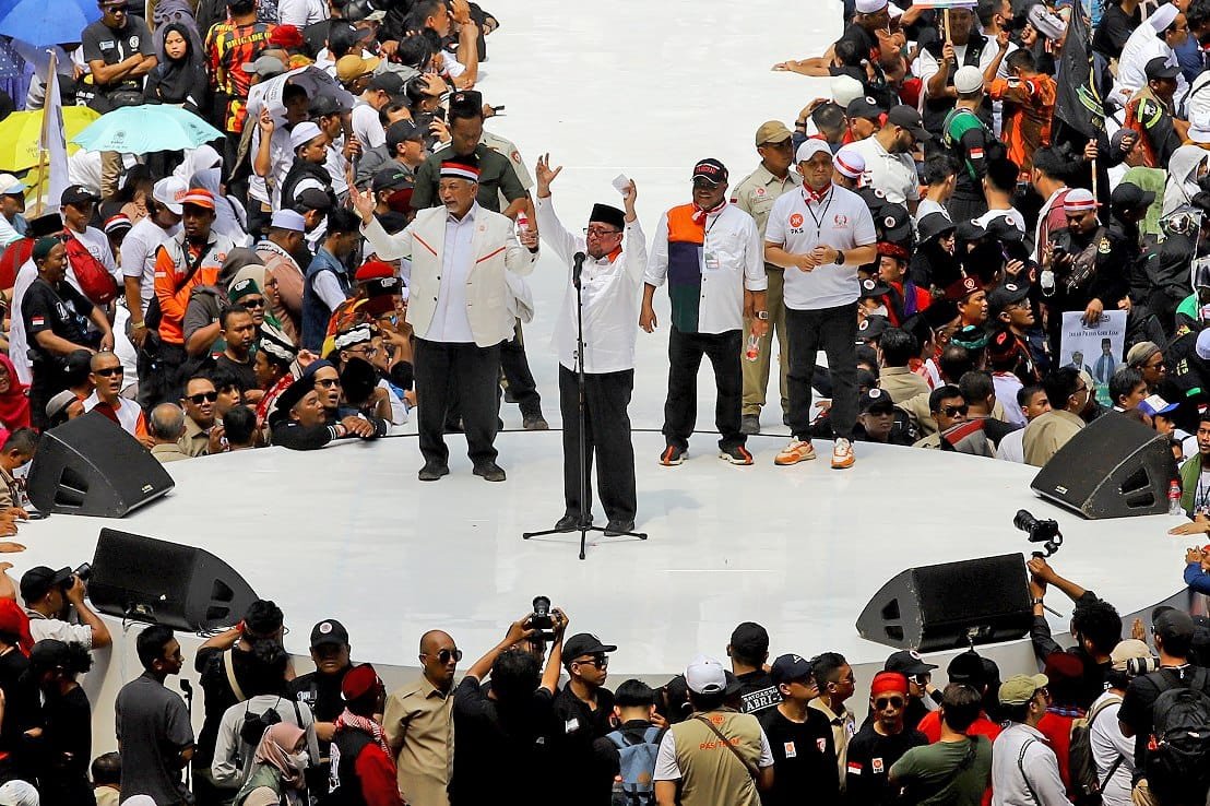 Ketua Majelis Syura Partai Keadilan Sejahtera (PKS) memberikan pidato kebangsaan di Jakarta Internasional Stadium (JIS) Kampanye Akbar AMIN, Sabtu (10/2/2024).
