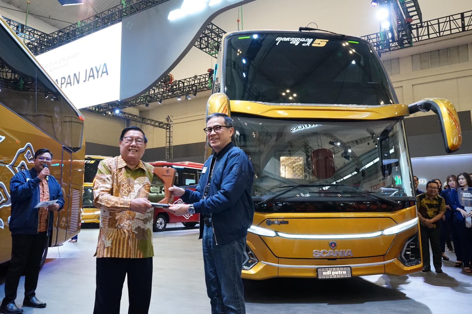 Deretan Bus Double Decker Mewah Harapan Jaya di GIIAS 2024